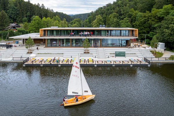 Ausblick mit Segelboot am Thalersee