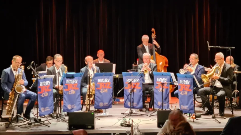 Foto mit Jazz-Musikern auf einer Bühne